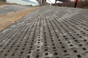 水利護(hù)坡磚塑料模具主要應(yīng)用在哪些施工地點(diǎn)？