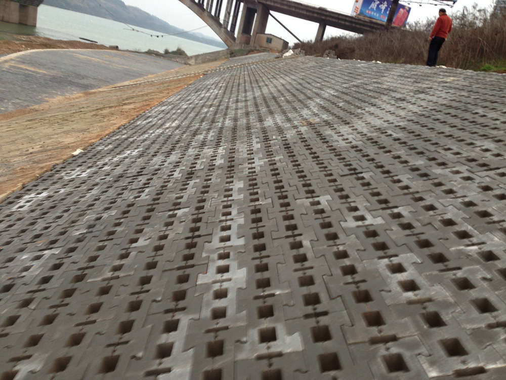 水利護(hù)坡磚塑料模具主要應(yīng)用在哪些施工地點(diǎn)？