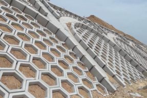 青島銀川高速公路護坡模具生態(tài)護坡案例